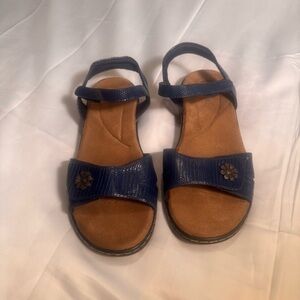 Cushionaire 9.5W Navy Comfort Sandals Wide Width Cushioned Footbed